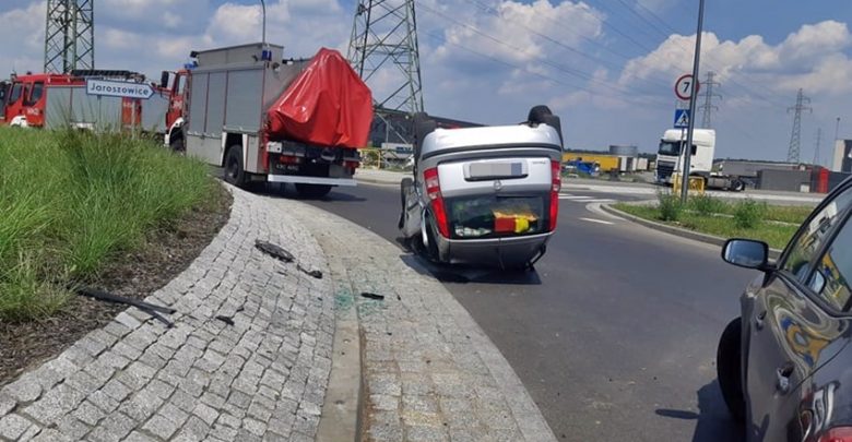 Dwie osobówki zderzyły się w Tychach. Fiat wylądował na dachu! (fot.www.112tychy.pl - Tyskie Służby Ratownicze)