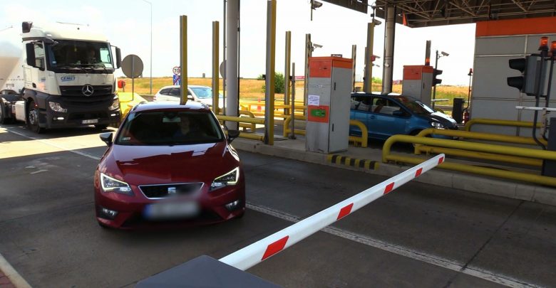 Samochody cofają się spod bramek e-TOLL. Nowy system poboru opłat na autostradach na razie "zbyt nowy"