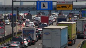 Samochody cofają się spod bramek e-TOLL. Nowy system poboru opłat na autostradach na razie "zbyt nowy"