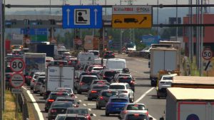 Samochody cofają się spod bramek e-TOLL. Nowy system poboru opłat na autostradach na razie "zbyt nowy"