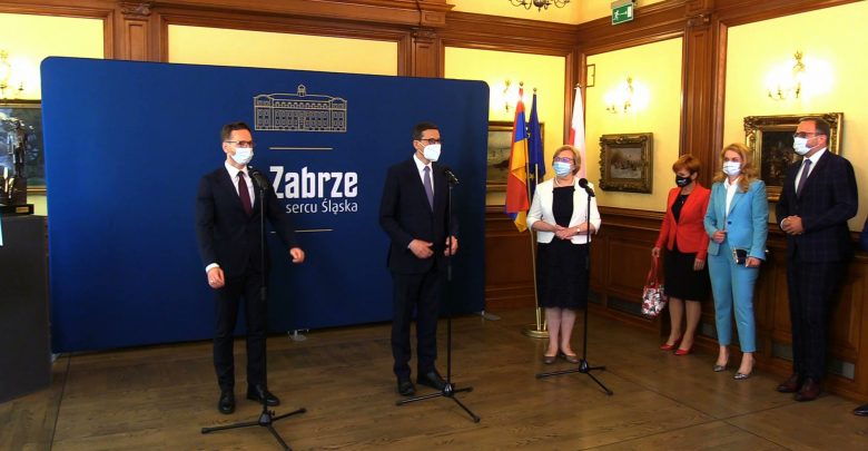 Premier Morawiecki rozwoził dzisiaj po Śląsku czeki na grube miliony. To środki na inwestycje z Funduszu Norweskiego i EOG