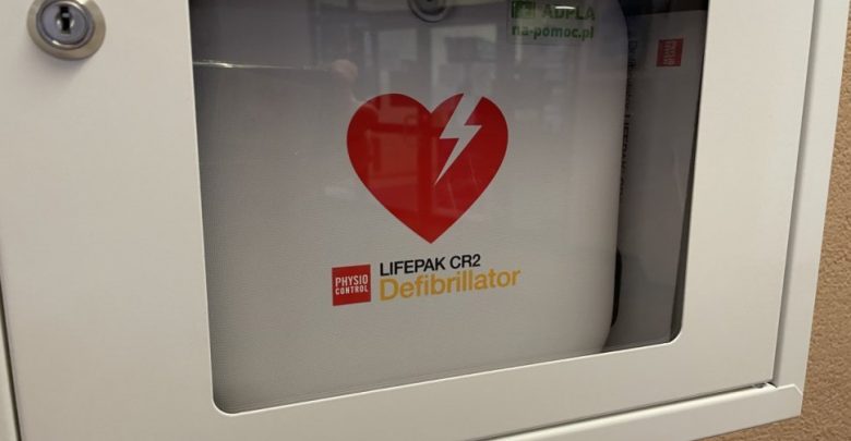 Gliwicka komenda policji ma swój własny defibrylator. Może uratować ludzkie życie (fot.KMP Gliwice)