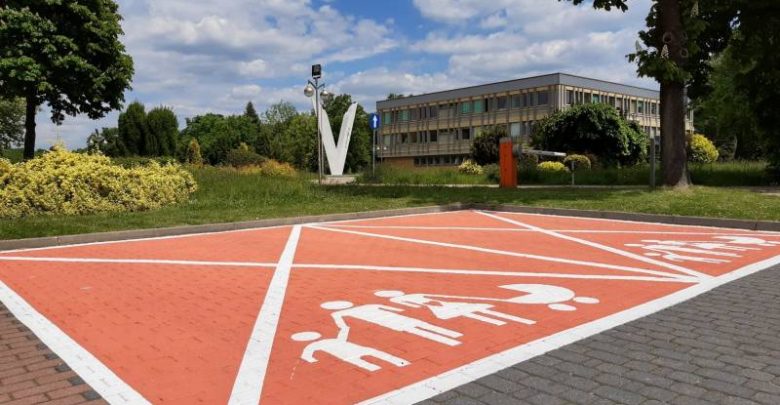 Rodzina z wózkiem. Coraz więcej różowych miejsc parkingowych pojawia się w Tychach (fot.UM Tychy)