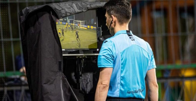 1 liga będzie miała system VAR - sędziowie będą z niego korzystali już w najbliższym sezonie 2021/2022 (fot.Łączy Nas Piłka)
