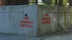 Kampanie zachęcają do szczepień, ale równie aktywni są przeciwnicy szczepień. Antyszczepionkowe hasła pojawiły się na ulicach Bytomia, a także przed jedną ze szkół.
