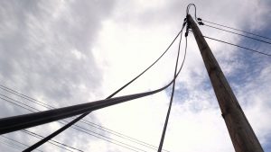 Słup, w który uderzyła ciężarówka spadł na kobietę. Lekarze musieli amputować jej nogę. Szokujący wypadek w Radlinie!