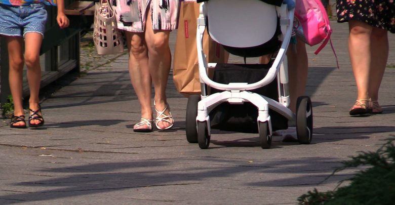 Brak mieszkań i brak stałej pracy. Rząd PiS idzie na wojnę z niżem demograficznym