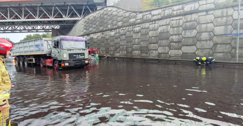 Powalone drzewa, zalane ulice, korki. Nad Śląskiem i Zagłębiem przeszły potężne burze! (fot. KM PSP Piekary Śląskie)