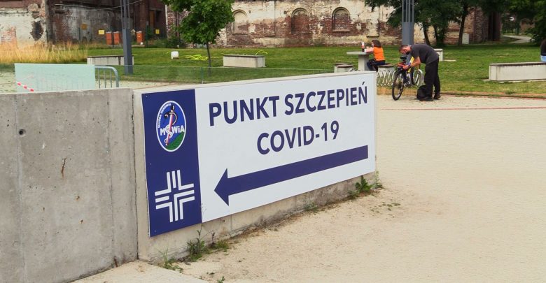 Czwarta fala nadciąga. W krajach Europy Zachodniej wzrasta liczba zakażonych. Polska jeszcze tego nie doświadcza, ale to najprawdopodobniej kwestia czasu. Specjaliści nie mają wątpliwości, że trzeba będzie ponownie walczyć z pandemią.