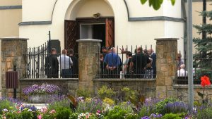 Zabójstwo w Borowcach: Policja czekała na zabójcę na pogrzebie. Justyna, Jakub i Janusz pochowani w Dąbrowie Zielonej