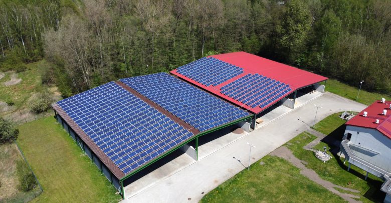 Największa instalacja fotowoltaiczna znajdująca się na miejskich obiektach w Rudzie Śląskiej produkuje już prąd. Blisko 900 modułów zainstalowanych zostało na terenie oczyszczalni ścieków „Halemba-Centrum” (fot.UM Ruda Śląska)