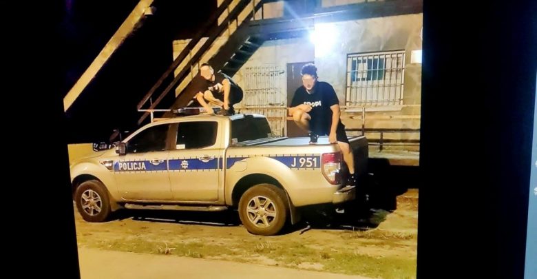 Skakali po radiowozach, a zdjęcia zamieścili w internecie. Nastolatkom grozi do 5 lat więzienia (fot.Policja Opolska)