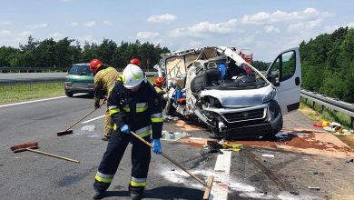 Śmiertelny wypadek na A4 w Imielinie zablokował autostradę na Katowice. Dostawczak kompletnie zmiażdżony (fot.Policja Śląska)