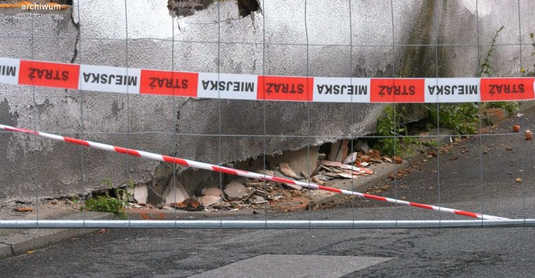 Tajemnicze zapadliska w Tarnowskich Górach mogą się skończyć zawaleniem zabytkowego budynku?