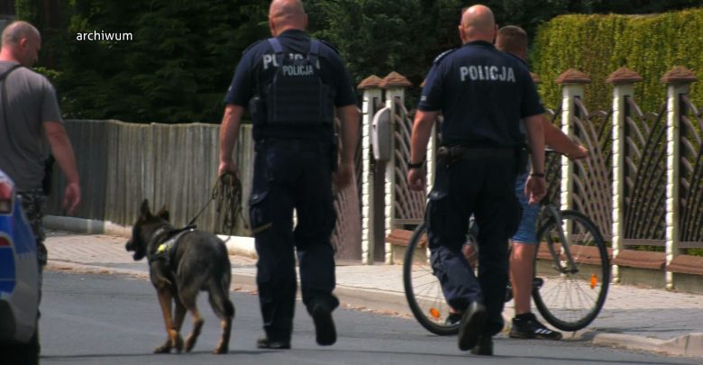 Ani martwego, ani żywego. Policyjne psy nie znalazły nikogo. Trwa obława na zabójcę z Borowców