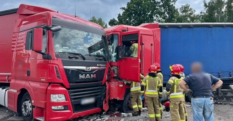 W Mikołowie, z DK 81 w stronę Katowic zjechała ciężarówka. Można pół żartem - pół serio powiedzieć, że ciągnęło wilka do lasu, bo TIR przebił ogrodzenie i wjechał częściowo na terenie... bazy firmy transportowej. (fot.www.112tychy.pl)