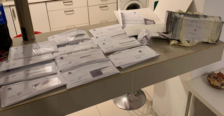 Senior przekazał oszustom ponad 120 tys. złotych. Myślał, że bierze udział w tajnej akcji przeciwko hakerom (fot.Policja Małopolska)