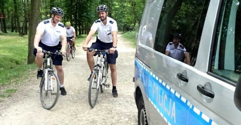 Tychy: Mundurowi czuwają nad Waszym bezpieczeństwem. Patrole konne i rowerowe wyruszyły na Paprocany (fot.Śląska Policja)