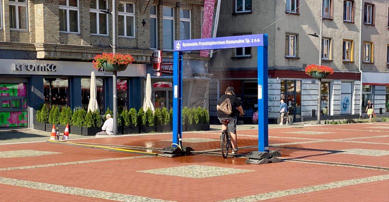 Kiedy żar leje się z nieba, wytchnienia można szukać w cieniu... lub pod wodną kurtyną, które stanęły w centrum Bytomia (fot.UM Bytom)