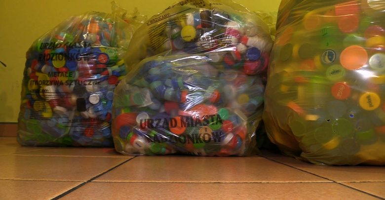 Można pomóc chorej Hani i środowisku. Radzionków namawia mieszkańców do zbiórki plastikowych nakrętek