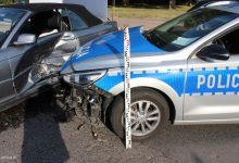 Zatankował swoje BMW po korek, wcisnął gaz w podłogę i rozwalił policyjne radiowozy! (fot.policja.pl)