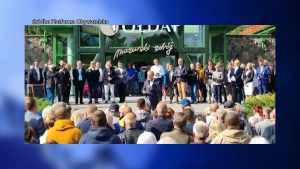 To nie jest sezon ogórkowy. Partie ostro walczą w terenie o głosy wyborców. Choć wyborów nie ma