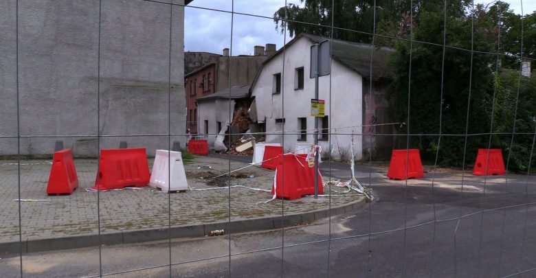 Zapadlisko w centrum Tarnowskich Gór nadal zieje ogromną dziurą w ziemi!