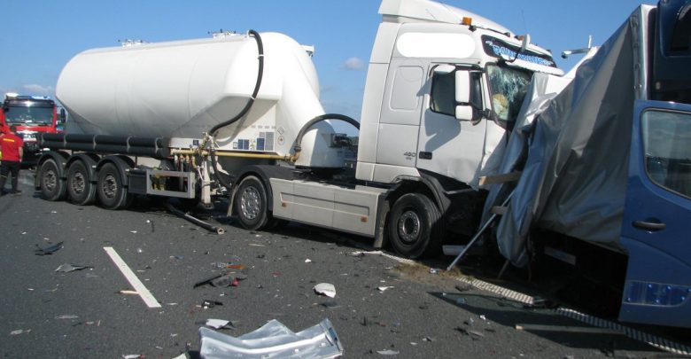 Zderzenie 7 pojazdów na A4. Kierowcę cysterny oślepiło słońce (fot.Policja Opolska)