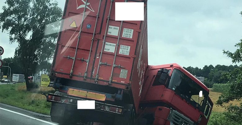 Zablokowany częściowo ruch samochodów na DK 1 w kierunku Bielska-Białej. Do rowy wpadła ciężarówka, na miejscu jest już policja (fot.Paweł Ćwikliński)