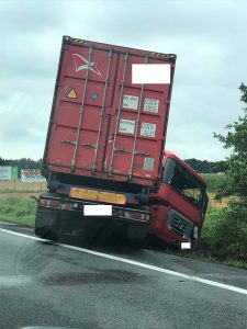 Zablokowany częściowo ruch samochodów na DK 1 w kierunku Bielska-Białej. Do rowy wpadła ciężarówka, na miejscu jest już policja (fot.Paweł Ćwikliński)