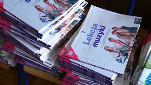 Na razie Ministerstwo Edukacji i Nauki rok szkolny zamierza zacząć zgodnie z planem 1 września. Pierwszy dzwonek na pewno stacjonarnie, ale to, czy lekcje ponownie odbywać się będą online, to się jeszcze okaże