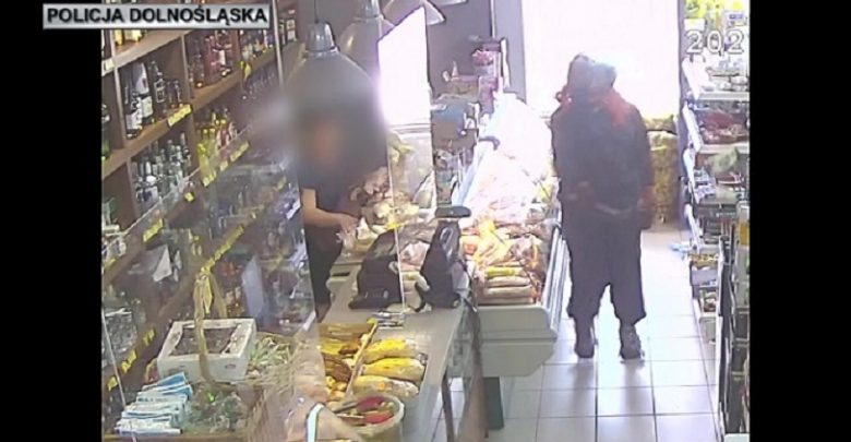 Policja szuka mężczyzny z WIDEO! Z tłuczkiem do mięsa i w kasku na głowie napadł na sklep (fot.policja)