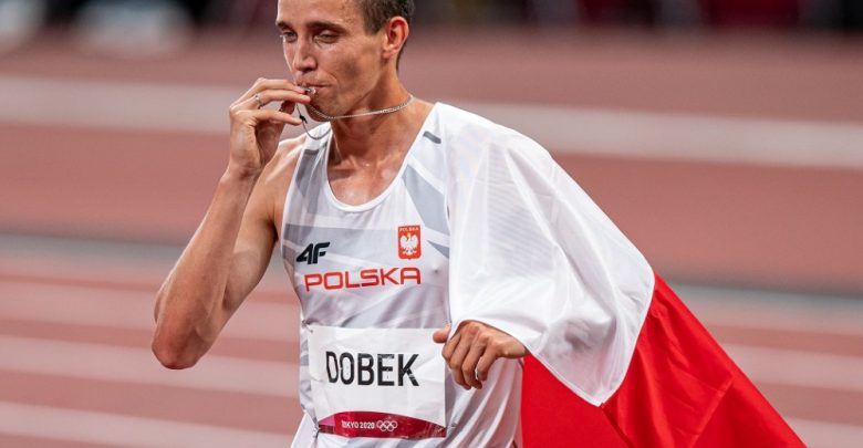 Ma złoto ze sztafety, teraz brąz indywidualnie! Patryk Dobek szaleje na Tokio 2020! (fot. PZLA Marek Biczyk)