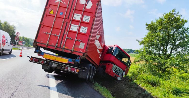 Utrudnienia i objazdy po wypadku na DK 1 w Piasku pod Pszczyną trwają już ponad dobę! (fot.KPP Pszczyna)