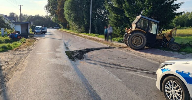 Traktor zderzył się z osobówką. Maszyna prawie rozpadła się na pół (fot.Policja Lubelska)