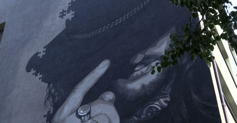 Mural z wizerunkiem legendarnego wokalisty Dżemu jest już gotowy. Powstał na bloku w Tychach, w którym mieszkał Rysiek Riedel