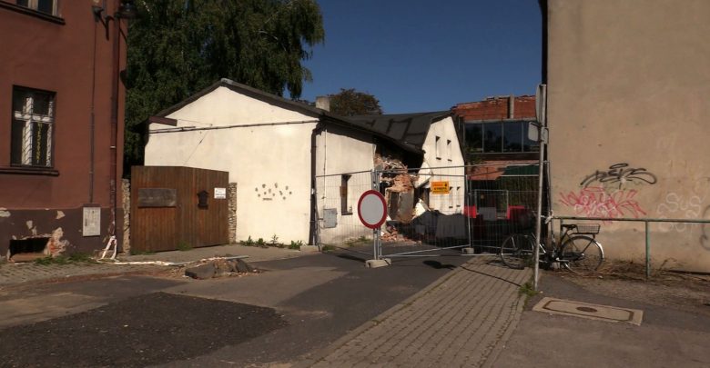 Nie zasypano zapadliska, które było bezpośrednią przyczyną zawalenia się fasady budynku przy ul. Królika.