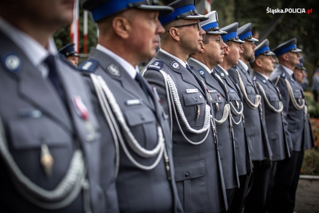 Na placu apelowym Oddziału Prewencji Policji w Katowicach odbyła się ceremonia ślubowania. Rotę ślubowania od 122 nowych policjantów przyjął Komendant Wojewódzki Policji w Katowicach nadinsp. Roman Rabsztyn (fot.policja)