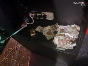 Policjanci z chorzowskiej komendy, zajmujący się zwalczaniem przestępczości gospodarczej dostali cynk, że w jednym z lokali przy ulicy Armii Krajowej udostępniane są automaty do gier hazardowych bez wymaganej koncesji (fot.policja)