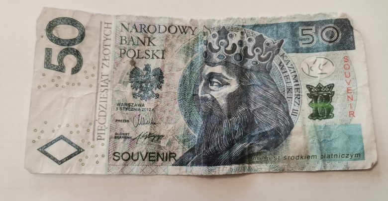 Śląskie: Zapłacił souvenirem. Sprzedawczyni nie zauważyła napisu "nie jest środkiem płatniczym" (fot.Śląska Policja)