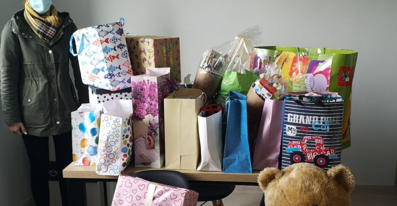 Wzruszający gest młodej pary. Zamiast kwiatów poprosili o przybory szkolne. Przekazali je Caritasowi. Fot. Caritas
