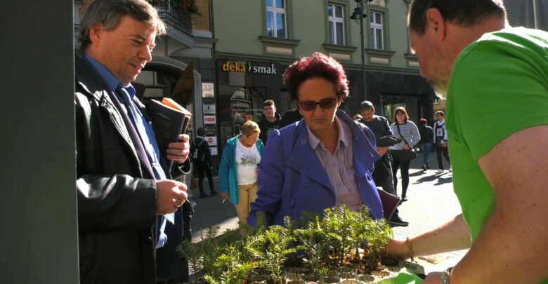 Fundacja Arka namawia do sadzenia drzew. Wcześniej trzeba jednak oddać książkę!
