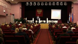 Z projektu ustaw wynika, że kurator będzie mógł np. zakazać organizacji w szkole dodatkowych zajęć. O planowanych przez rząd zmianach debatowano dziś w Sosnowcu