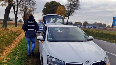 Chciał pomóc imigrantom i wpakował ich wszystkich do osobówki. Wpadł, bo jechał pod prąd (fot.Policja Podlaska)