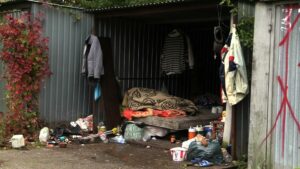 Bezdomni w zderzeniu z zimą są bezbronni. Ruszyła akcja kontrolowania miejsc, w których śpią