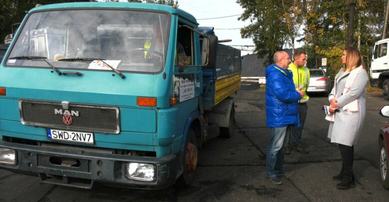 Miało być lepiej... a lepiej nie mówić. Takiego zdania są przewoźnicy, którzy po kilka dni oczekują na załadowanie eko-groszku z kopalni Chwałowice w Rybniku. Powód? Polska Grupa Górnicza wprowadza kolejne limity sprzedaży węgla