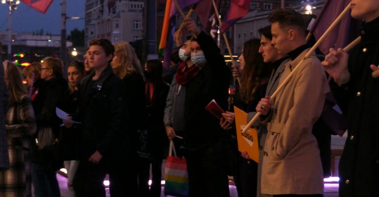 Na rynku w Katowicach w czwartek wieczorem odbył się protest przeciwko propozycjom zmian, jakie w szkolnictwie chce wprowadzić minister edukacji Przemysław Czarnek.
