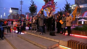 Na rynku w Katowicach w czwartek wieczorem odbył się protest przeciwko propozycjom zmian, jakie w szkolnictwie chce wprowadzić minister edukacji Przemysław Czarnek.