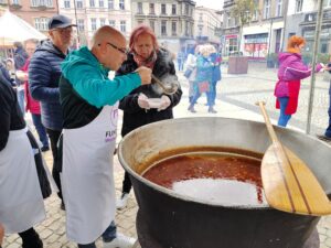 Ogromny gar żuru przygotowano w Mysłowicach. Najeść się do syta mógł każdy (fot.facebook/Dariusz Wójtowicz)