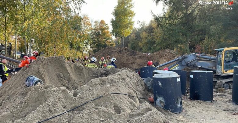 Niestety, na ratunek było za późno. Z zasypanego wykopu wydobyto zwłoki robotnika. Tragedia w Kozłowie (fot.Policja Gliwice)